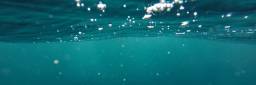 Undervannsbilde av turkis hav