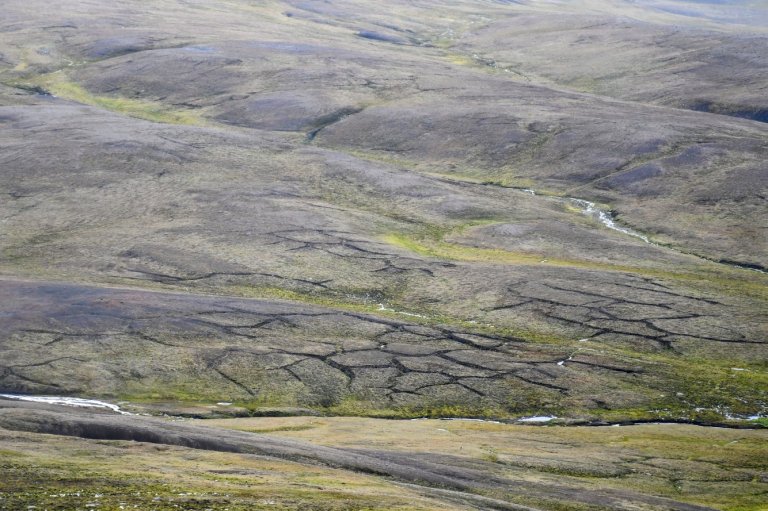 Permafrostlandskap i endring ved Janssonhaugen på Svalbard.