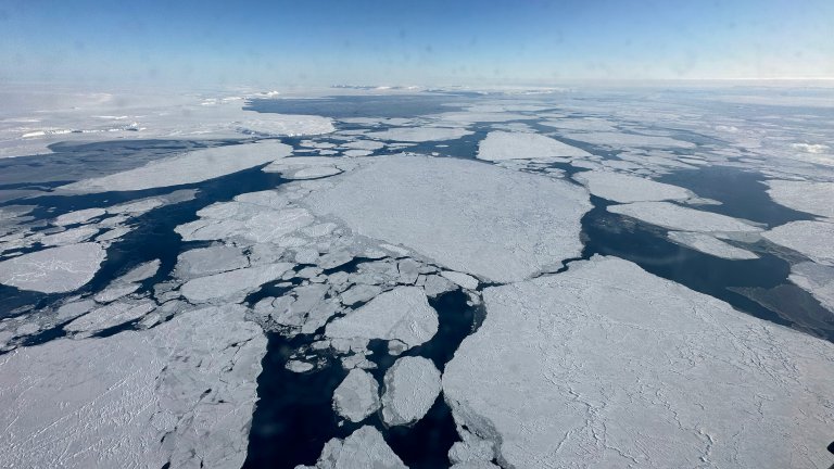 Sjøis ii stykker i Arktis fra mars i fjor