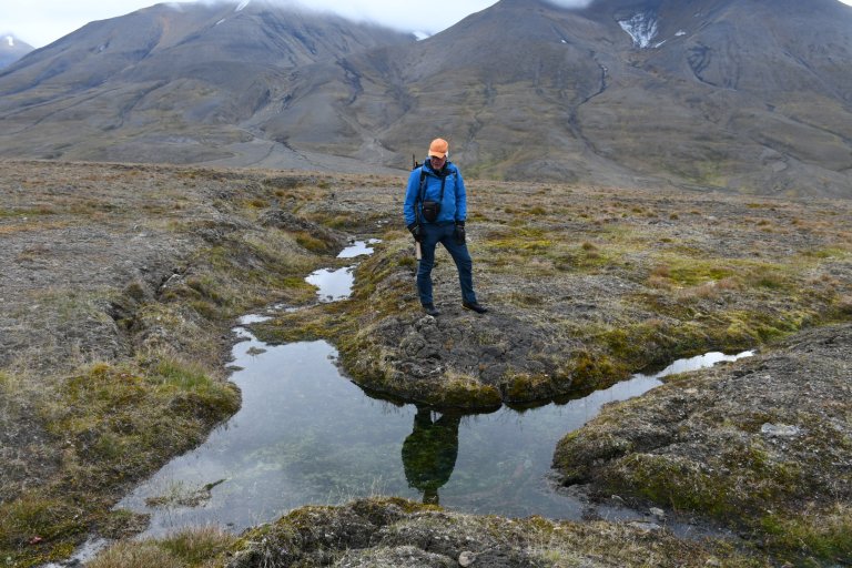 Bildet viser hvordan det oppstår større sammen på Svalbard som følge av at mye permafrost tiner i såkalte iskiler. 